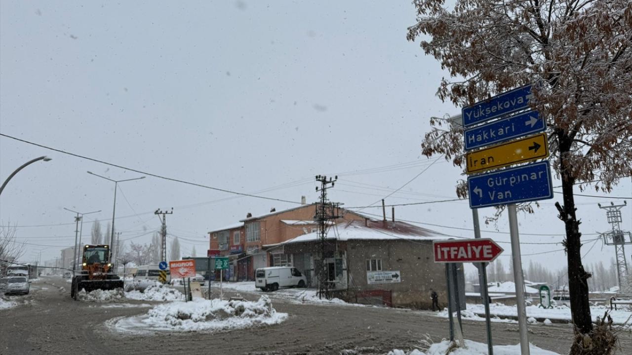 Van ve Bitlis'te kar yağışı etkili oldu