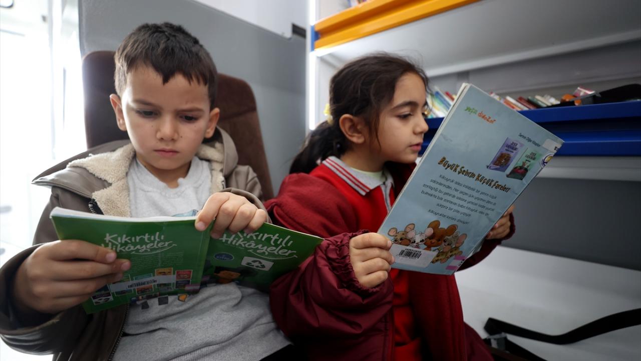 Gezici kütüphane öğrencilerle buluşmaya devam ediyor
