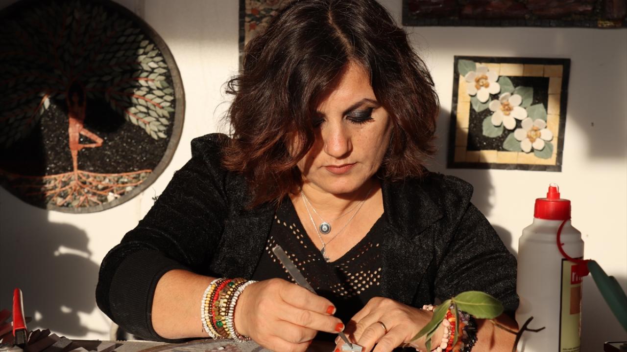 Evinin enkazından çıkan parçayı eserinde kullandı