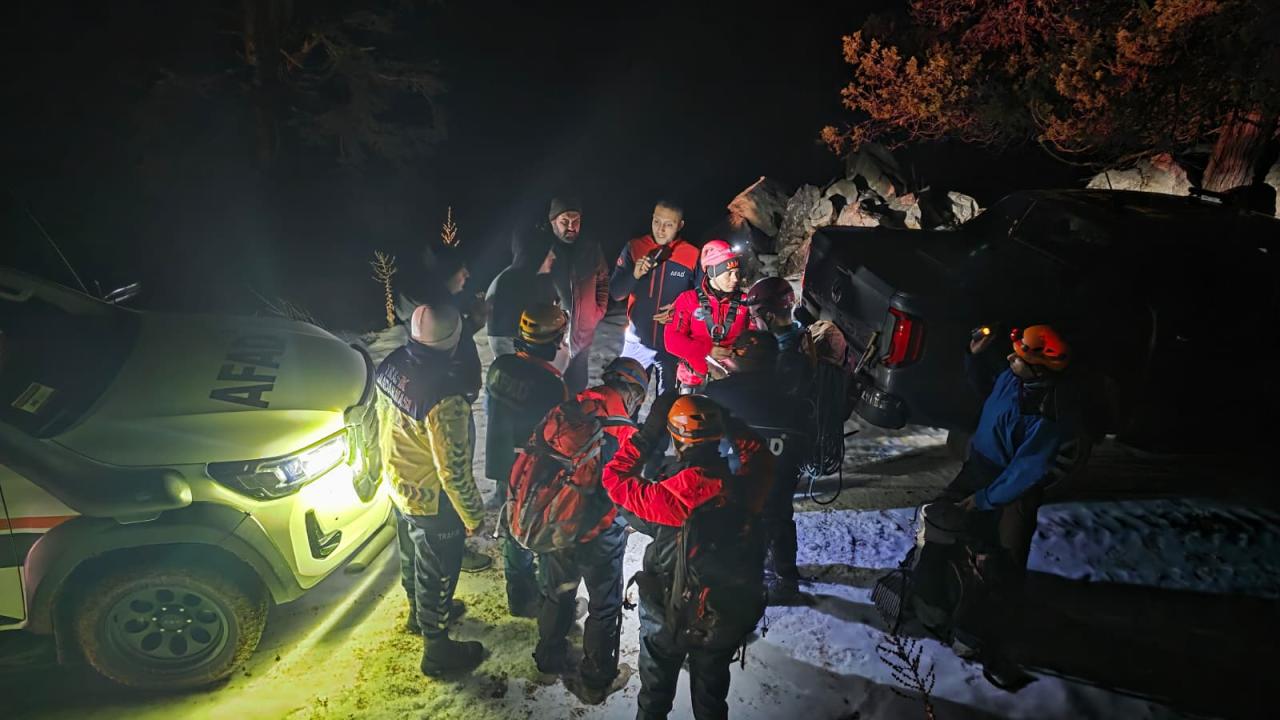Adana'da dağda mahsur kalan 3 kişi kurtarıldı