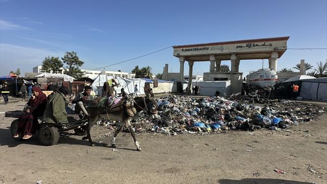 El-Aksa Üniversitesi önünde artan çevre kirliliği yerinden edilenlerin hayatını tehdit ediyor