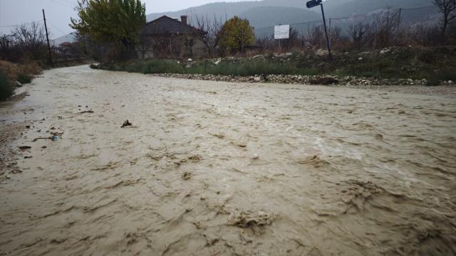 Antalya'da kuvvetli rüzgar ve sağanak etkili oluyor