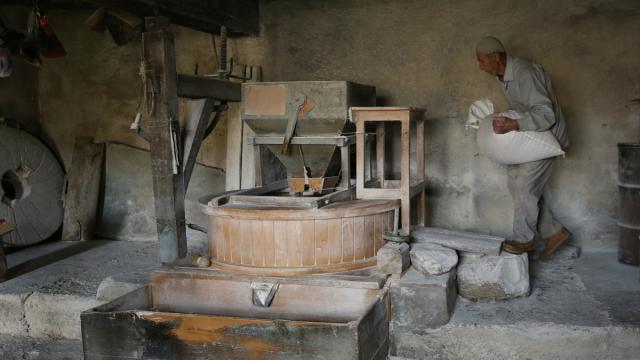 Atalarından miras kalan su değirmeninin çarklarını yarım asırdır döndürüyor