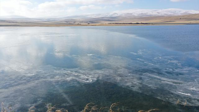 Çıldır Gölü'nün yüzeyi donmaya başladı