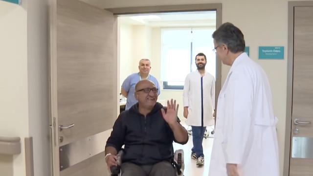 Terör gazisi Aslan gözünü ışığa kavuşturan doktorunu hiç bırakmadı