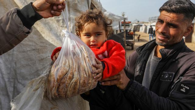 Han Yunus'taki Filistinlilere ekmek dağıtımı yapıldı