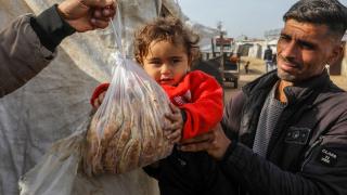 Han Yunus'taki Filistinlilere ekmek dağıtımı yapıldı