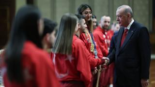 Cumhurbaşkanı Erdoğan madalya kazanan sporcuları kabul etti