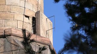 Erzurum'daki tarihi Şeyhler Camii minaresindeki güneş saatiyle dikkati çekiyor