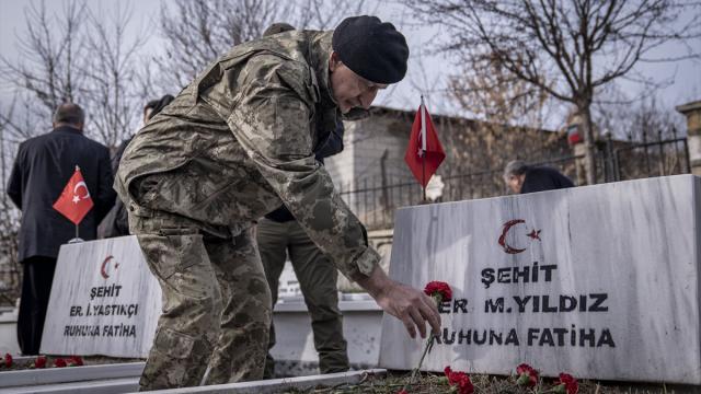 Erzurum'da 59 yıl önce yangında şehit olan 65 asker mezarları başında anıldı