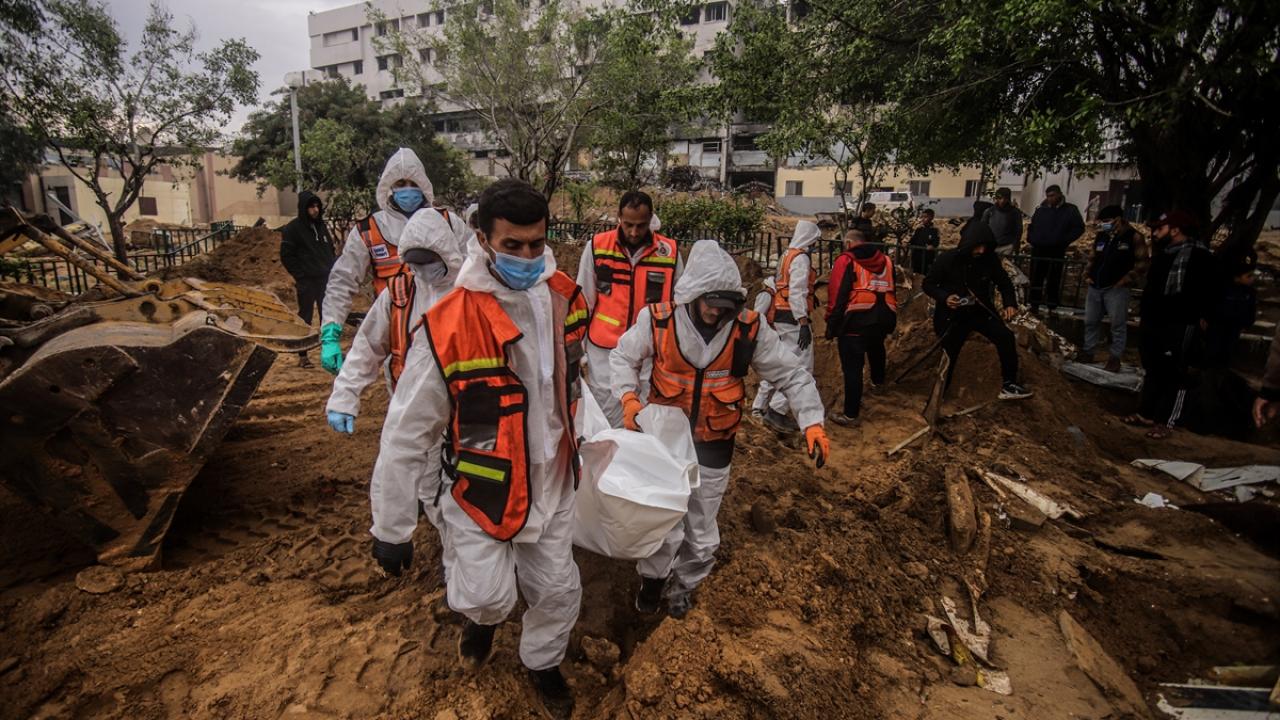 Şifa Hastanesi'ne defnedilmek zorunda kalan Filistinlilerin naaşlarını çıkarma çalışmaları sürüyor