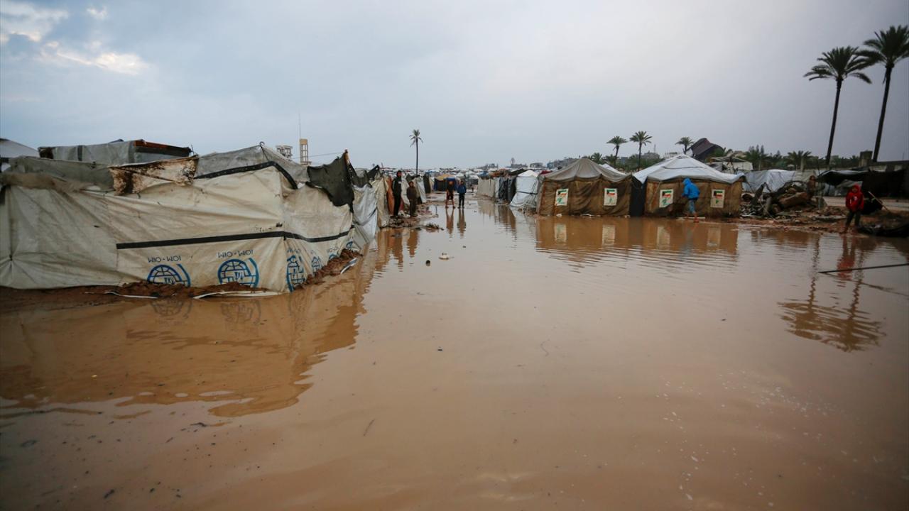 Gazze'de çadırlar su altında kaldı