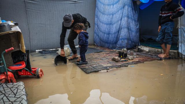 Gazze'de şiddetli yağış nedeniyle binlerce çadır su altında kaldı