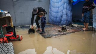 Gazze'de şiddetli yağış nedeniyle binlerce çadır su altında kaldı