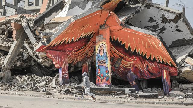 Gazzeli sanatçılar, İsrail saldırılarında yıkılan binaların enkazını çizimlerle renklendirdi