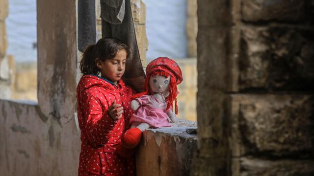 Gazze’de 150 yıllık okulun harabelerine sığınan aileler