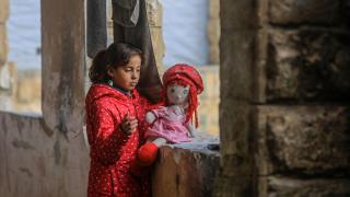 Gazze’de 150 yıllık okulun harabelerine sığınan aileler