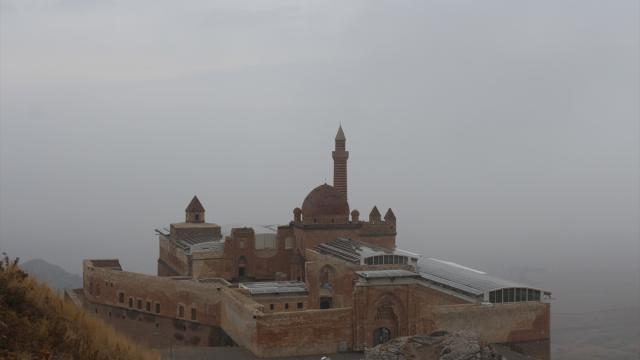 Ağrı'da İshak Paşa Sarayı'nın çevresi sisle kaplandı