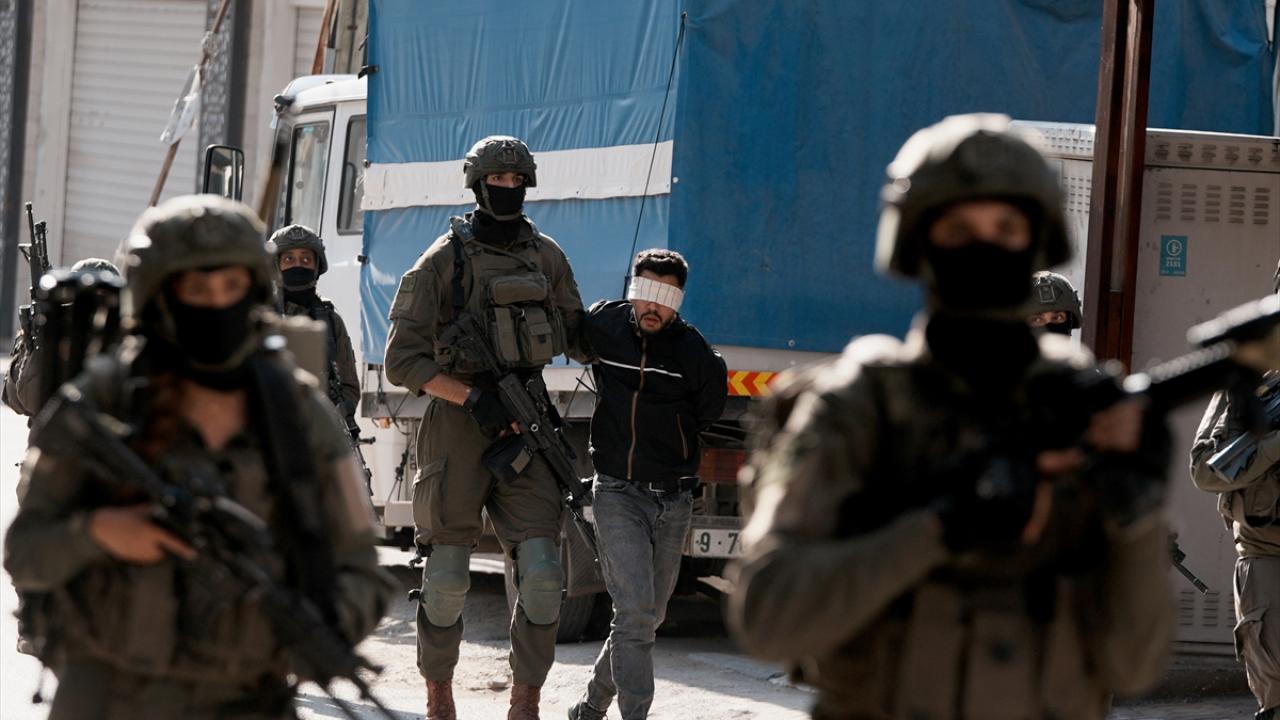 İsrail askerleri Kalkilya’daki Kefr Saba Mahallesi’ni kuşatma altına aldı