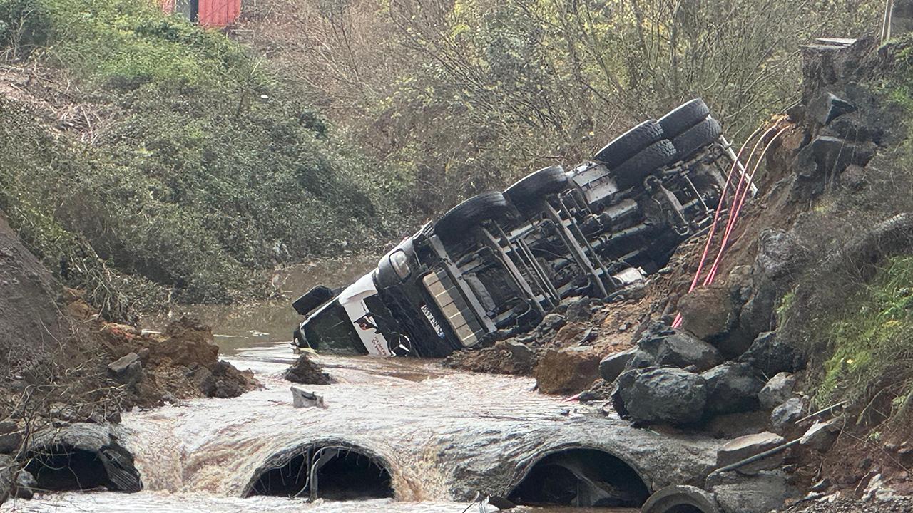 Sarıyer’de yol çöktü: İki araç dereye düştü