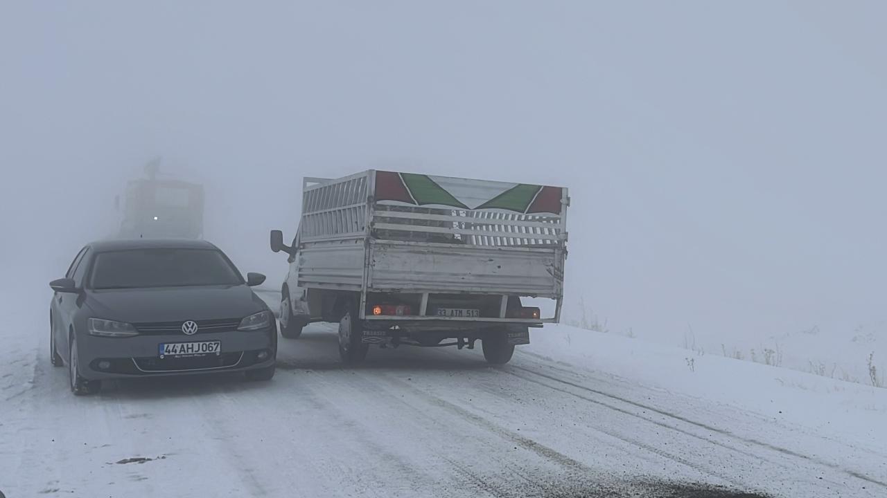 Kars-Göle kara yolunda kar ve sis ulaşımı olumsuz etkiliyor