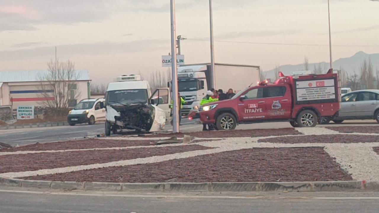 Afyonkarahisar'da öğrenci servisi ile kamyonet çarpıştı: 14 yaralı