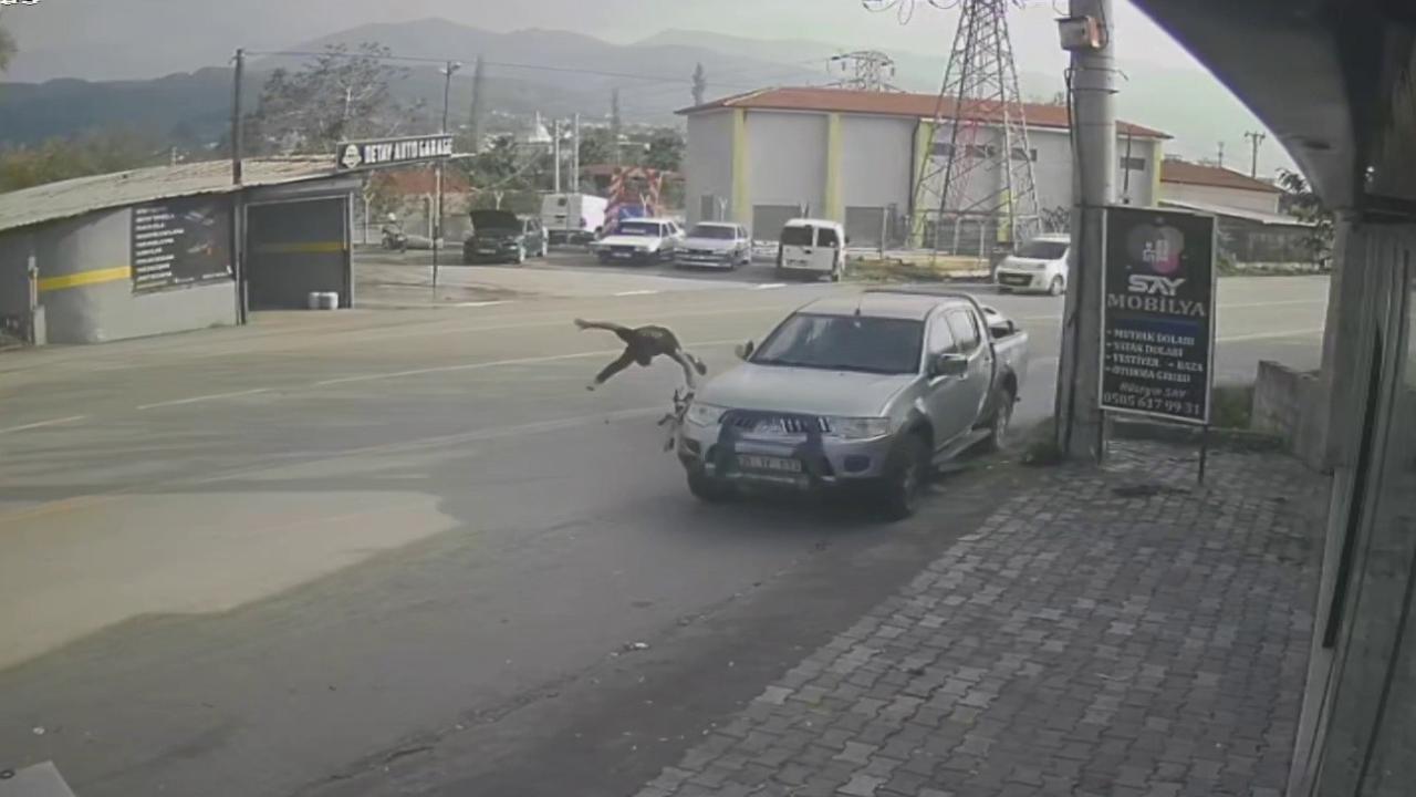 Otomobille çarpışan motosikletli, metrelerce savruldu