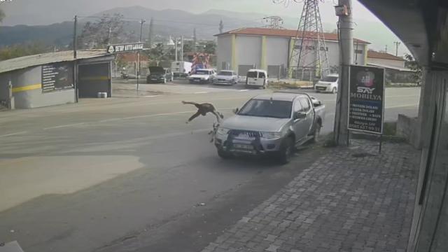 Otomobille çarpışan motosikletli, metrelerce savruldu