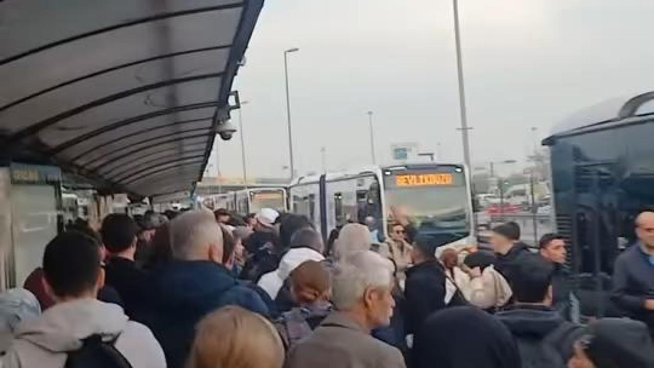 İstanbul'da durakta bayılan çocuk metrobüsün altında kaldı