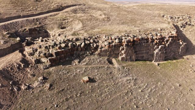 Van'daki Körzüt Kalesi'nde "giriş yolu" ortaya çıkarıldı