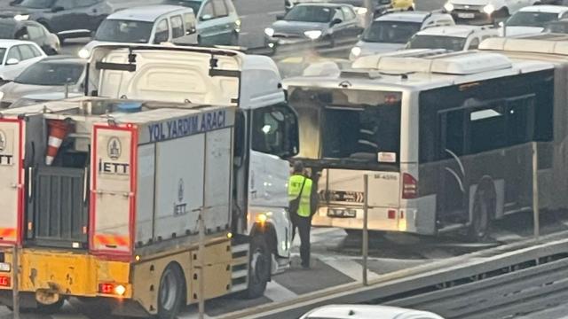 Küçükçekmece'de metrobüs yangını