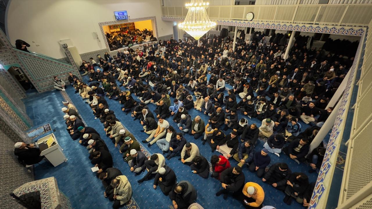 Hollanda'da 1300 genç sabah namazında buluştu