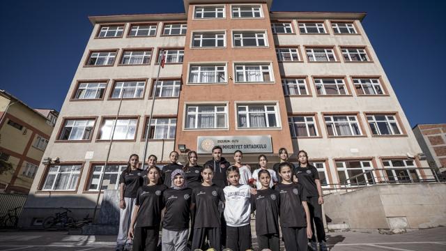 Parke taşında başlayan hentbol tutkusu: Oltulu kızlar artık lisanslı sporcu