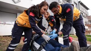 Evli çift aynı ambulansta 8 yıldır omuz omuza veriyor