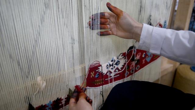 Tarihi Sarız kilimi unutulmaması için dokunup arşivleniyor