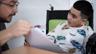 Serebral palsili 7 yaşındaki Hüseyin, okuma yazmayı hastane sınıfında öğrendi