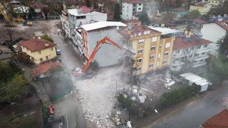 Sındırgı'da ağır hasarlı binaların yıkımı ve enkaz kaldırma çalışmaları sürüyor