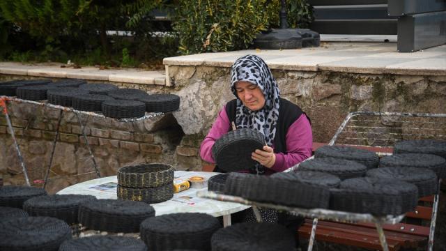 Sındırgılı kadınlar atık gazeteleri sepete dönüştürüyor