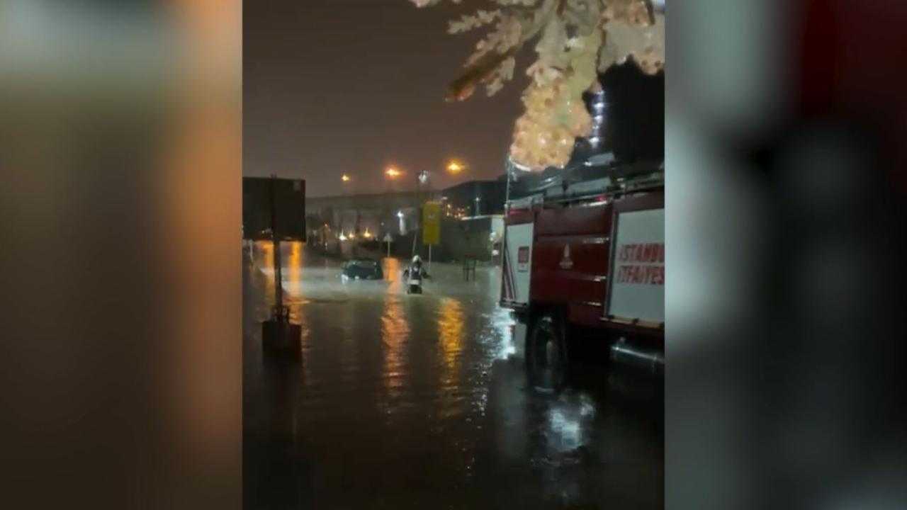Sultangazi'de yollar su altında kaldı, araçlar mahsur kaldı