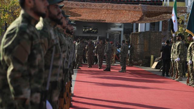 Şam'da "Suriye Devrimi Askeri Fuarı" açıldı