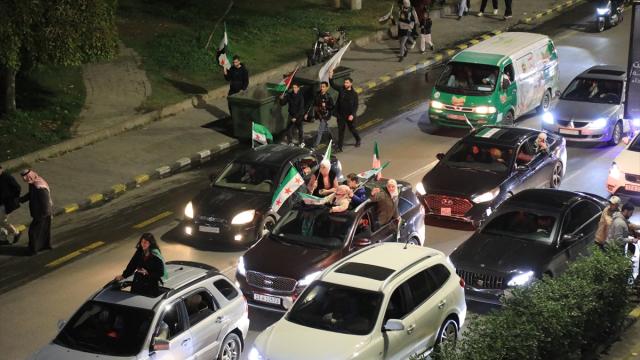 Suriye'de yüzlerce kişi Esad rejiminin devrilmesinin birinci yılını kutladı