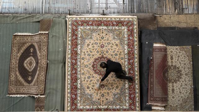 Tahran Kapalı Çarşı’da asırlık halıcılık geleneği