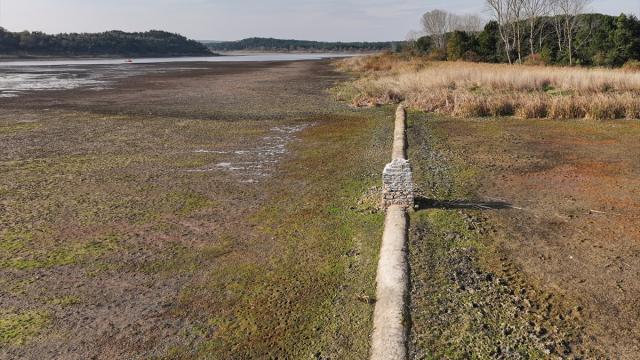 Terkos Gölü'nde suyun çekilmesiyle tarihi yapıların kalıntıları ortaya çıktı