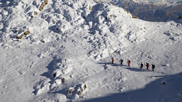 Tunceli doruklarında dağcıları ender görülen çengel boynuzlu dağ keçileri karşılıyor