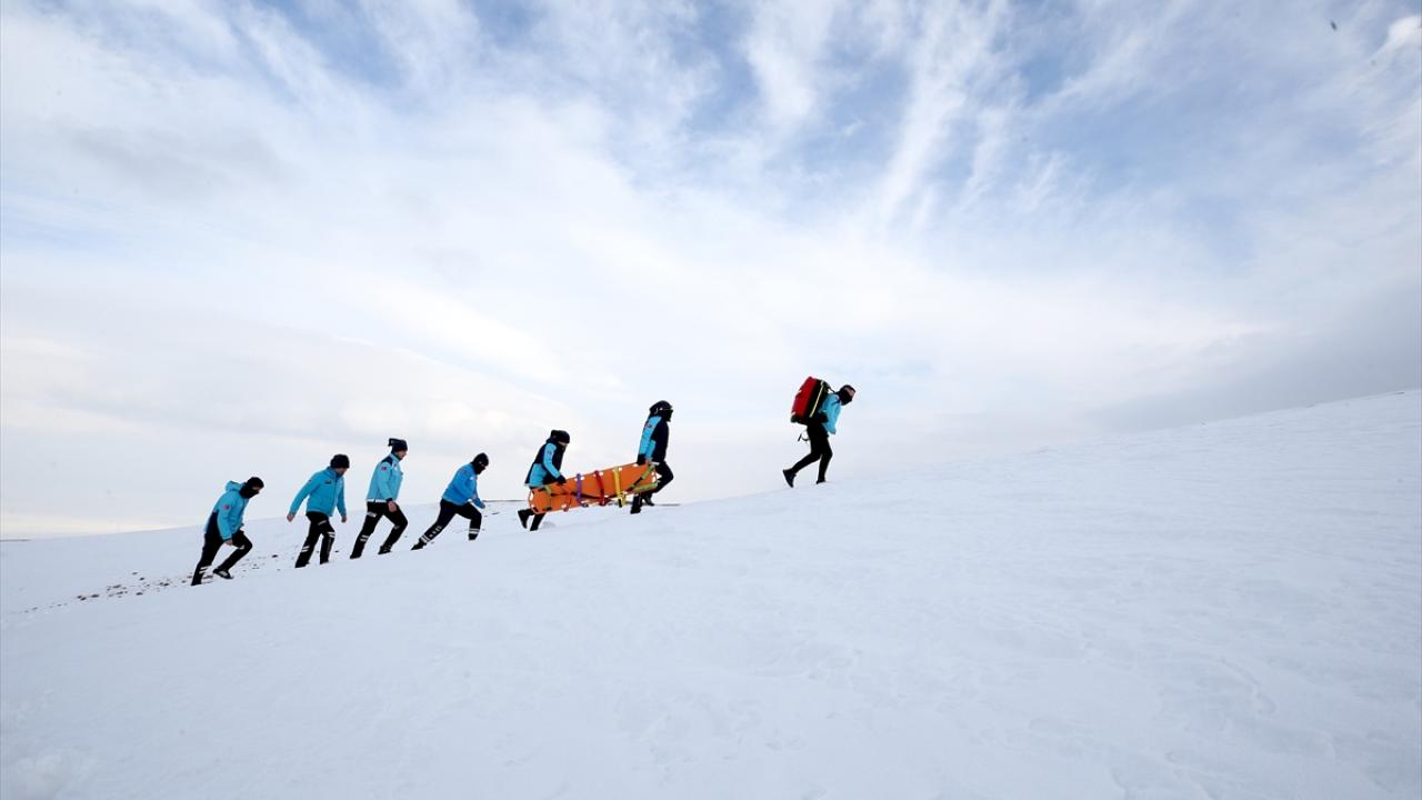 Muş'ta UMKE görevlileri, zorlu eğitimlerle çetin kış şartlarına hazırlanıyor