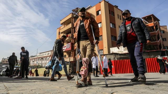 Han Yunus’ta yaralı Filistinliler ilaç sıkıntısı nedeniyle kısıtlı imkanlarla tedavi görüyor