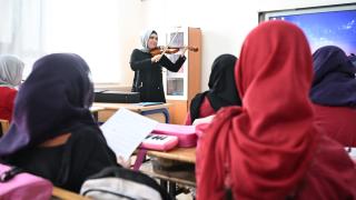 Görme engelli müzik öğretmeni, melodilerle öğrencilerine ilham oluyor