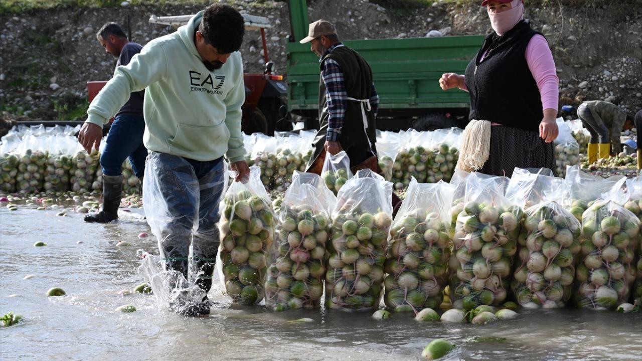 "Yağmur yağmadığı için çiftçi kendi sulamasını yapmak zorunda kaldı"
