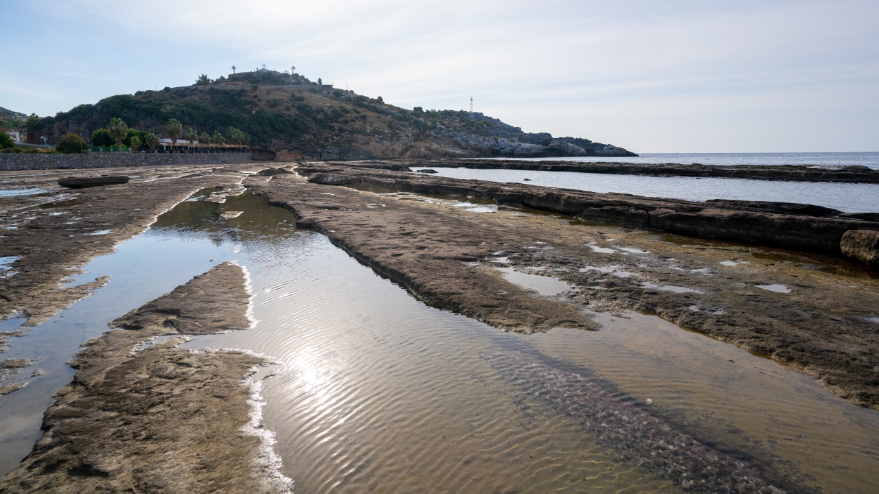 Gazipaşa Koru Plajı ilginç kaya oluşumları ile dikkat çekiyor
