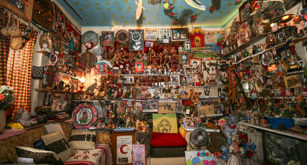 Kazım amca 60 yıllık hediyelikleri ve çeşitli illerden aldığı eşyaları bir odaya sığdırdı